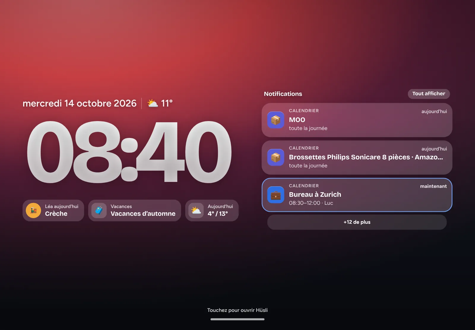 Hüsli en mode mural sur une tablette : heure, météo et programme du jour
